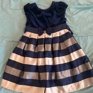 Girl's dress made of dark blue velvet and puffed sleeves with round neckline